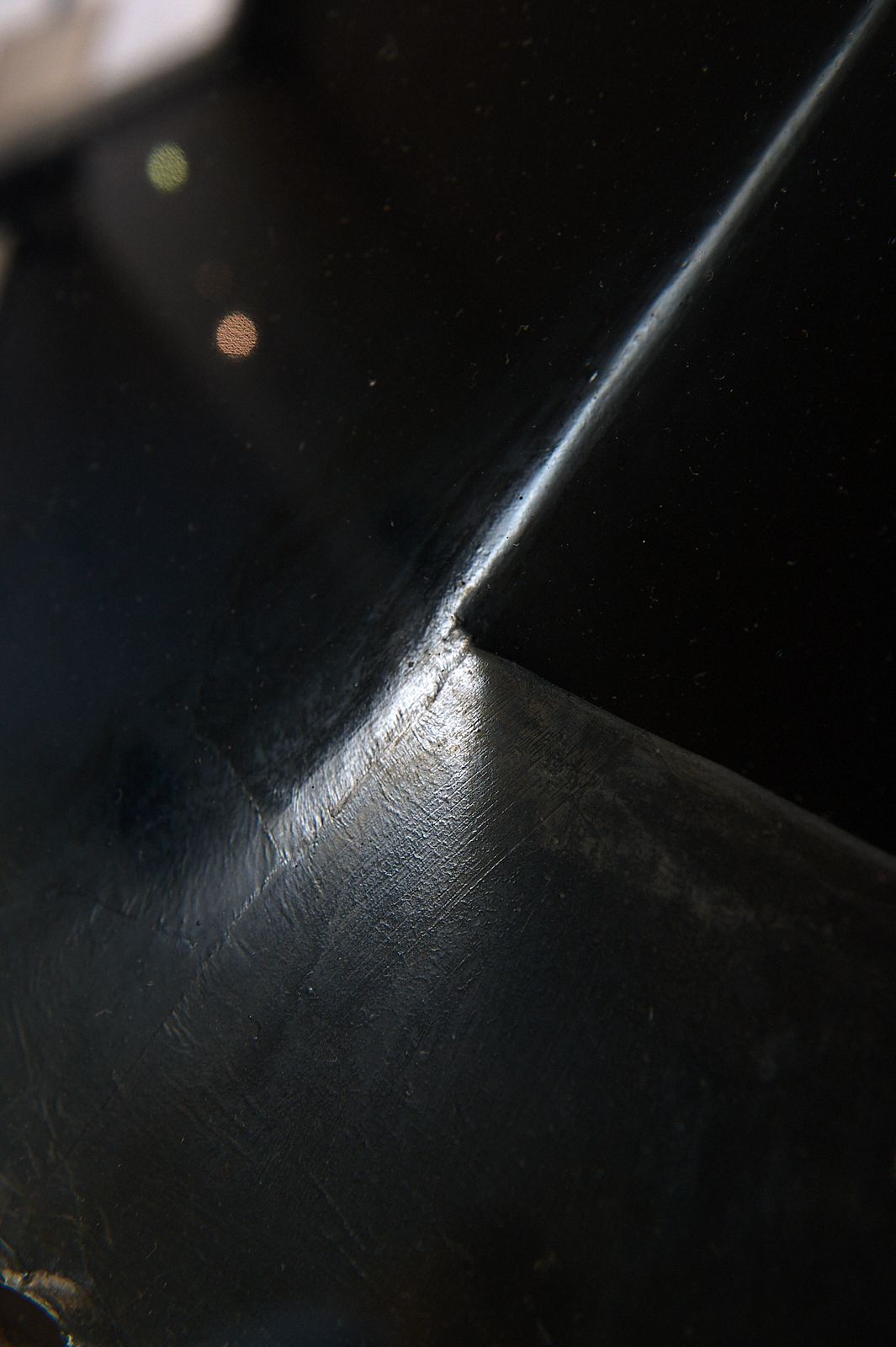 Détail de matière et de lumière sur une sculpture en verre