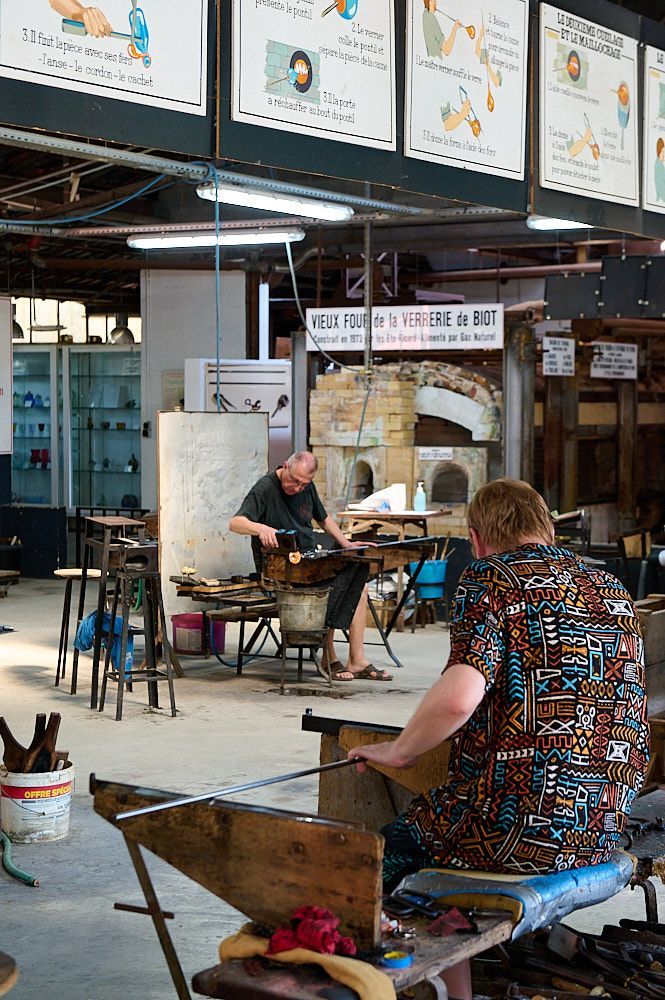 Artisans verrier au travail dans leur atelier
