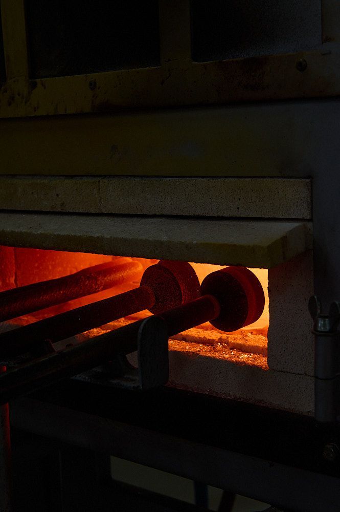 canne de soufflage dans un four à verre