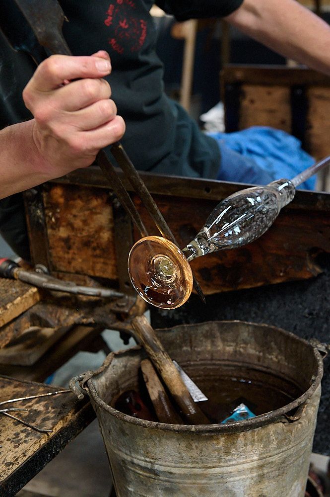 Mise en forme d'une verre à pied par un artisan verrier
