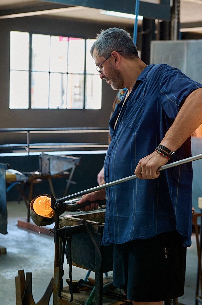 Artisan verrier travaillant du verre chaud