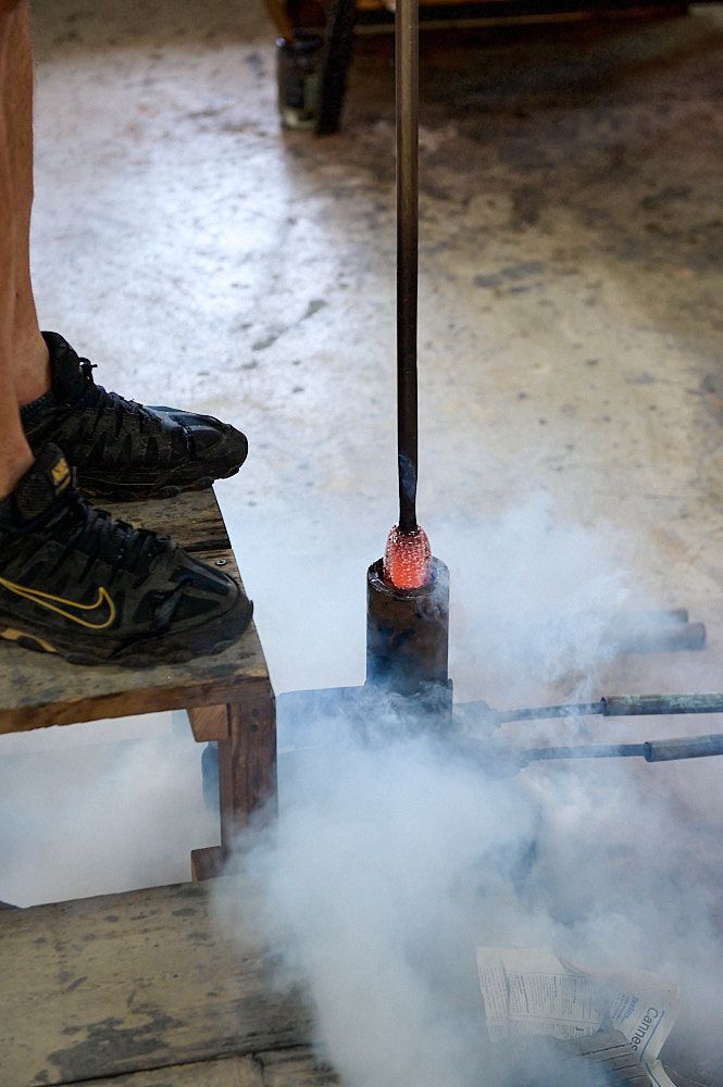 Soufflage d'une carafe en verre dans moule dégageant de la fumée