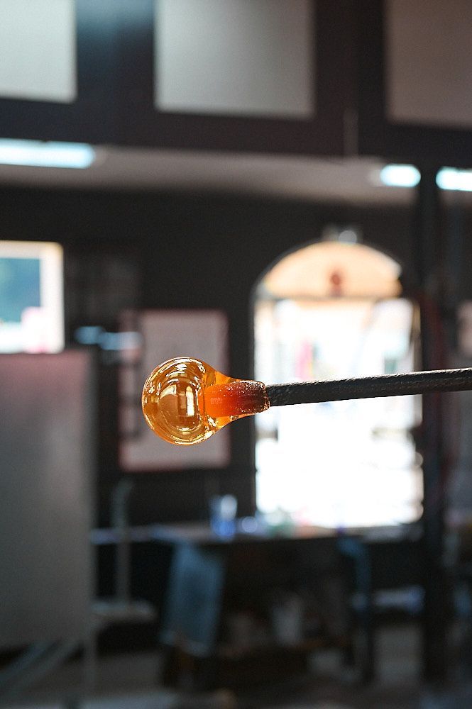 Boule de verre rougie par la chaleur dans un atelier de soufflage