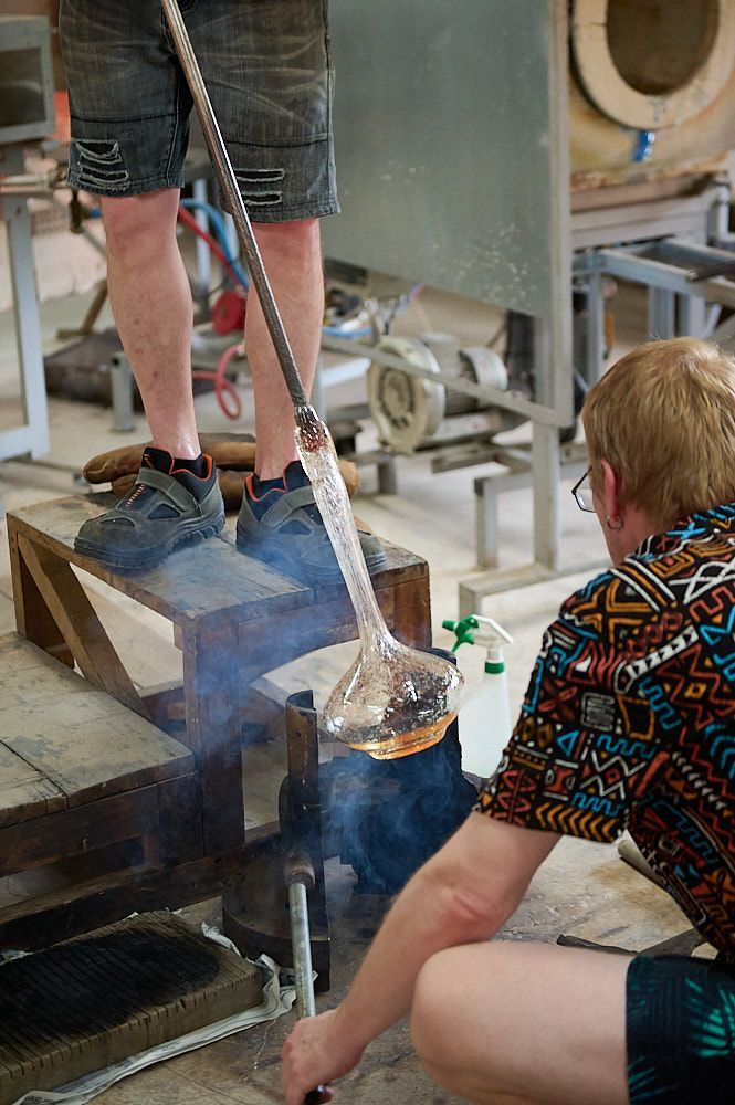 Artisans verriers sortant du moule un objet qui vient d'être soufflé