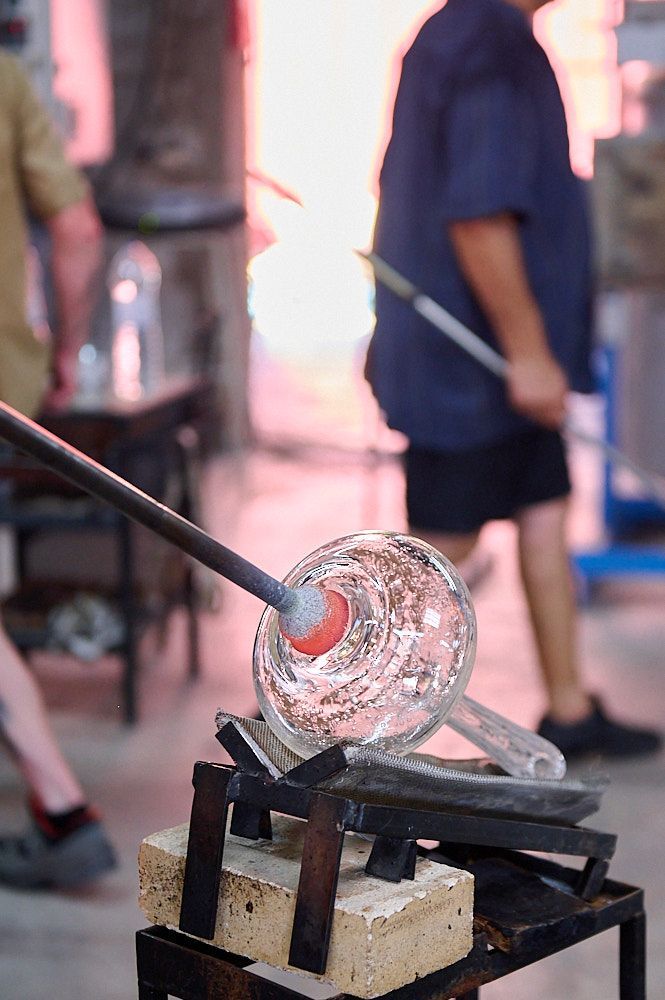 Mise en forme d'une caraffe en verre soufflé au bout d'une canne