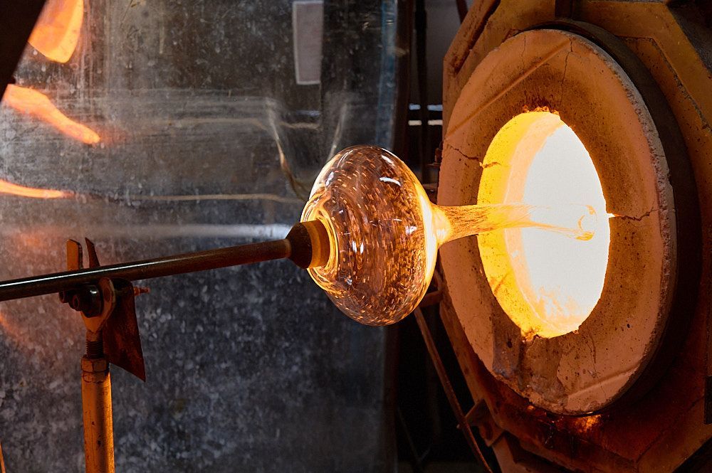 Objet en verre rougi par la chaleur qui sort du four