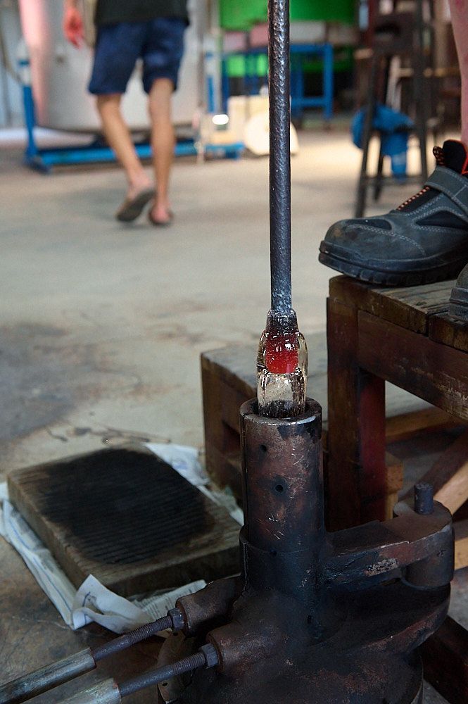 Soufflage d'une bouteille en verre dans un moule