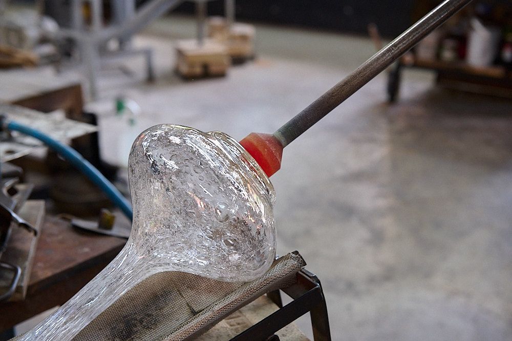 Carafe en verre bullé au bout de sa canne de soufflage