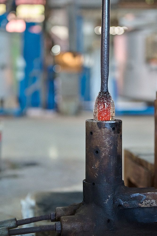 Canne de soufflage dépassant du moule