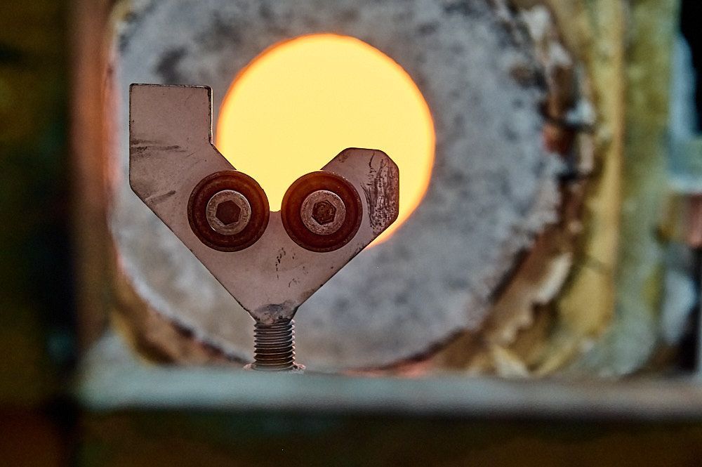 Support de canne devant un four chaud