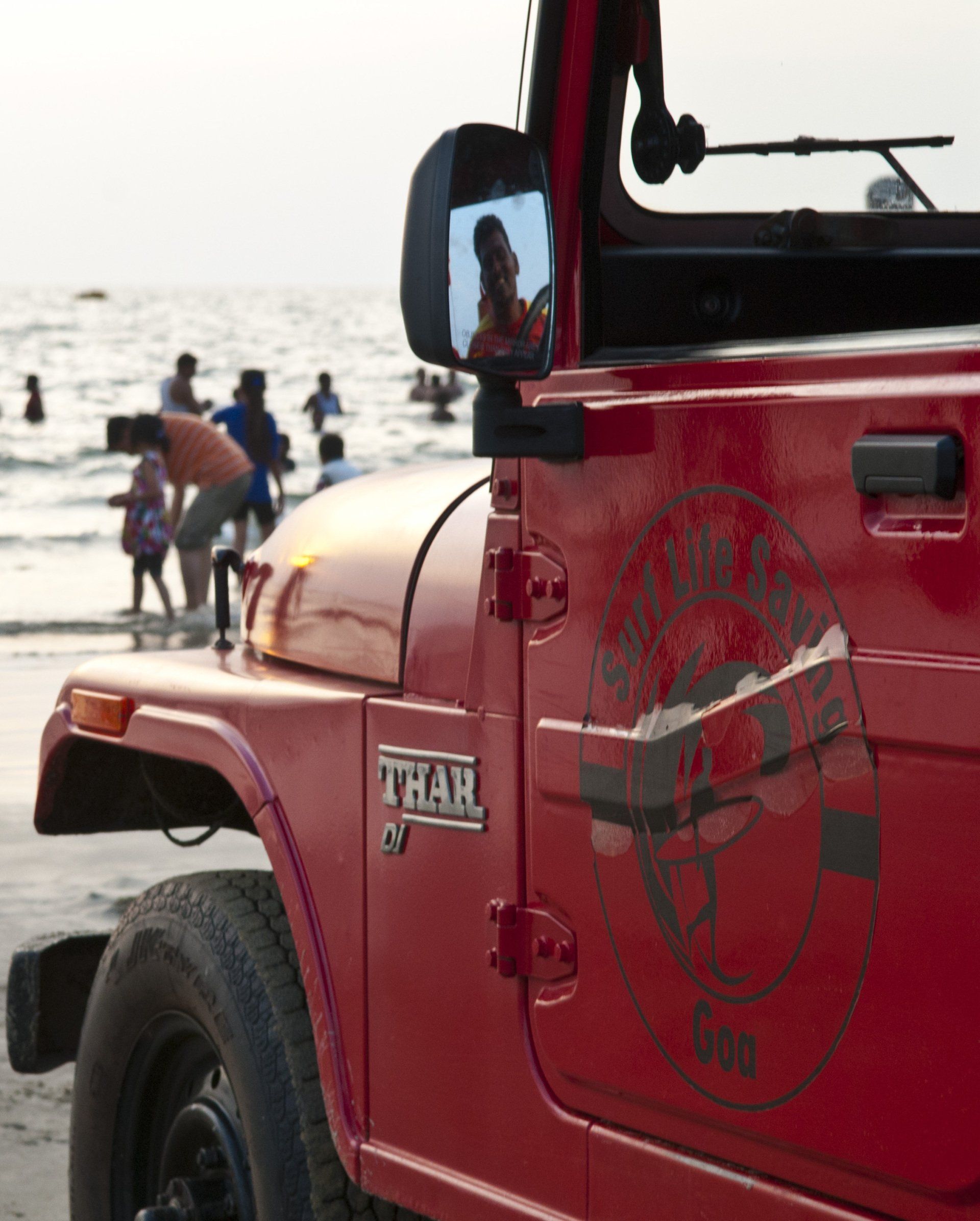 lifeguard de Goa dans sa Jeep