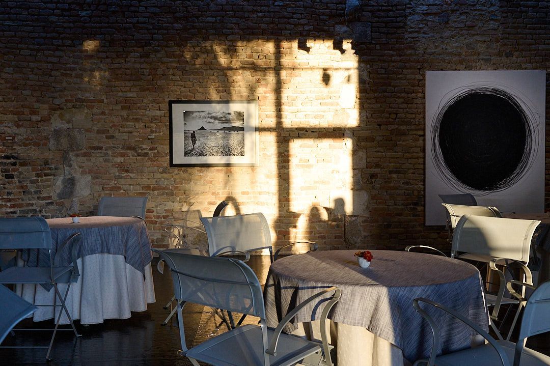 Image d'une salle de reception au coucher de soleil