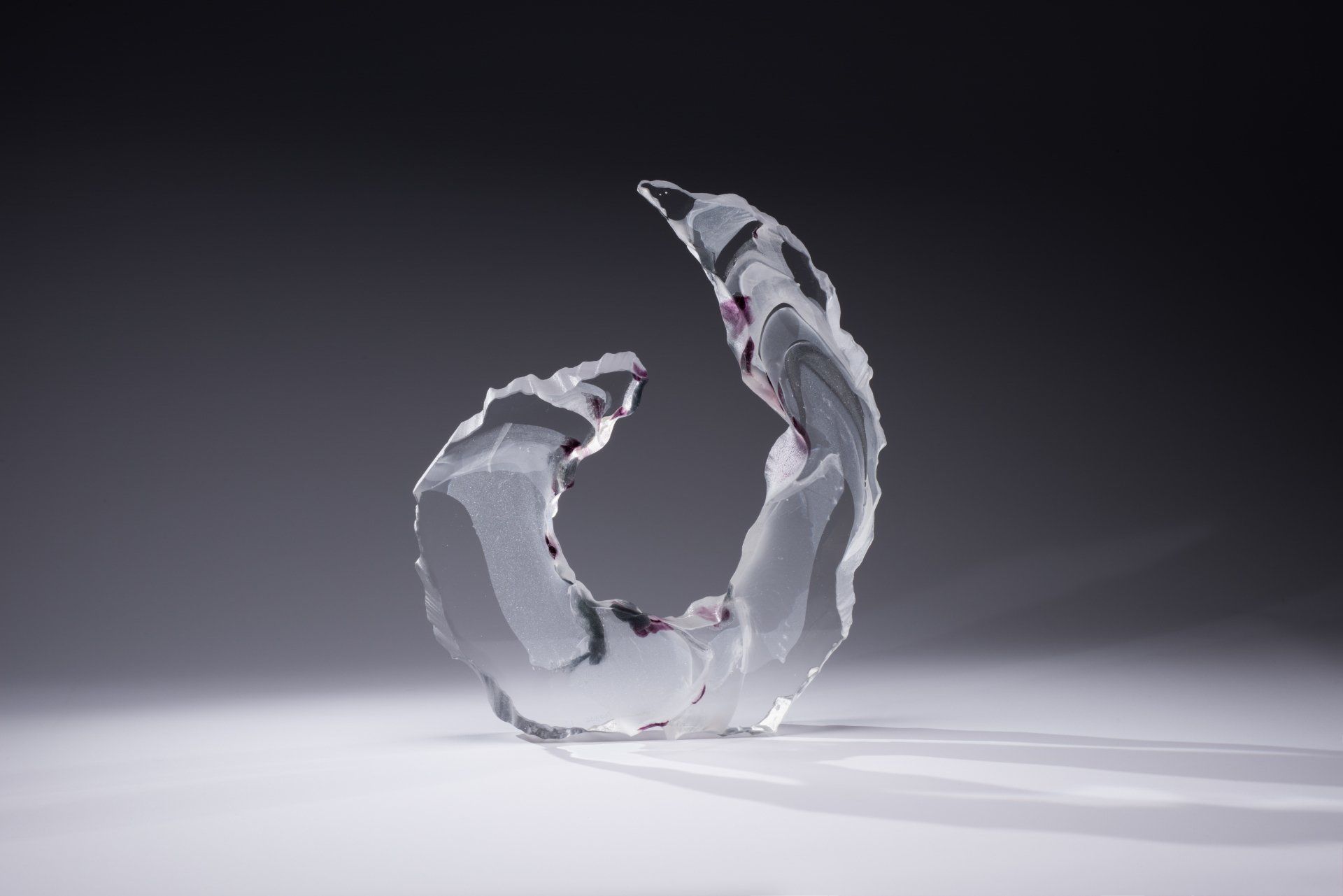 Photographie catalgue d'une sculpture en Pâte de verre iPhloème de Juliette Leperlier