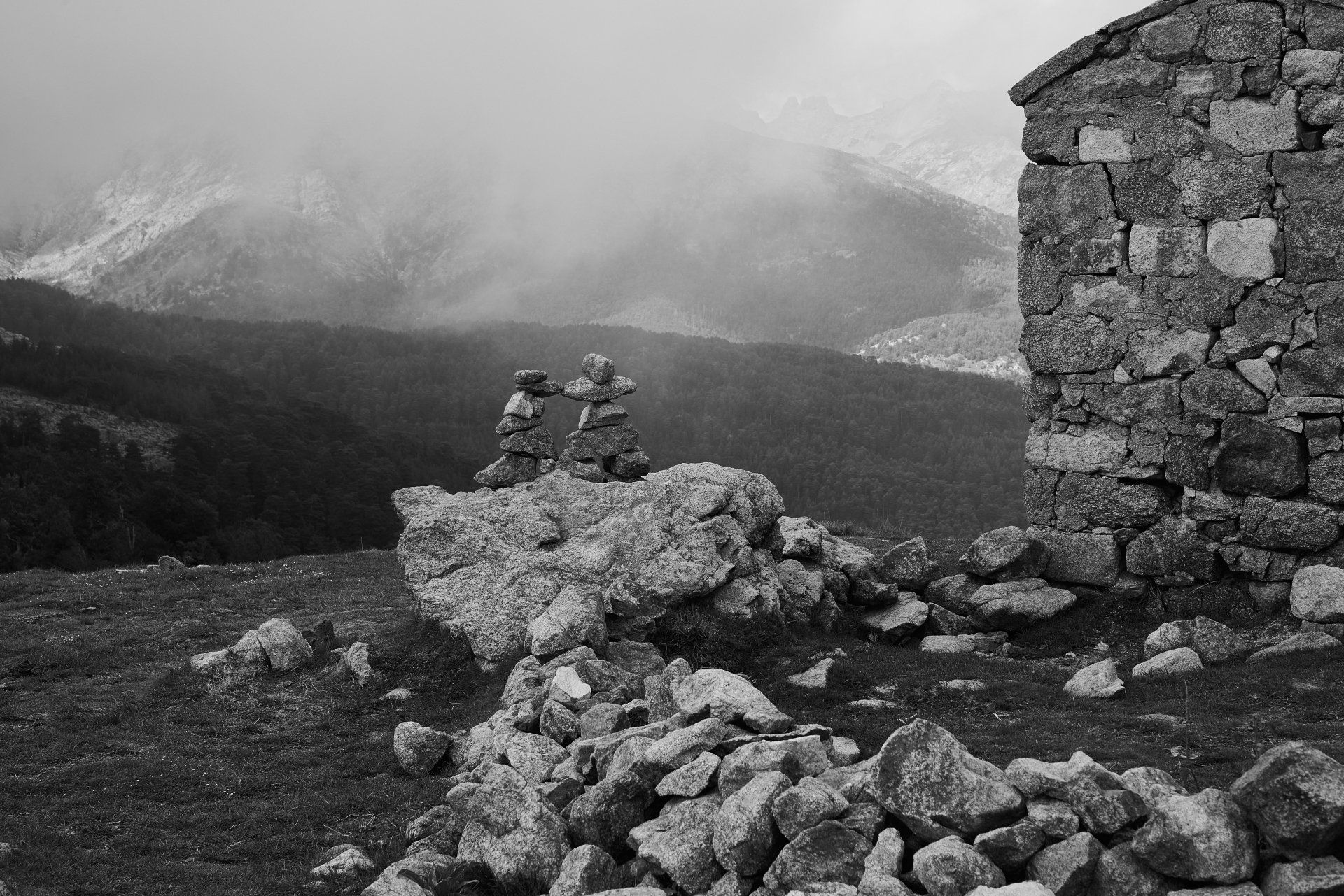 Cairne sur une paysage de Valléen eCorse