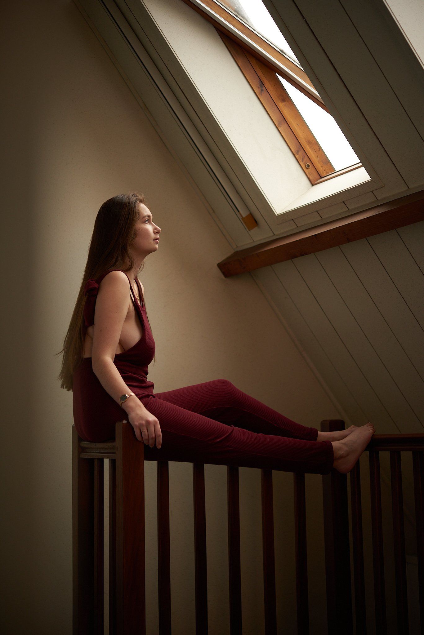 Jeune femme face à une fenetre