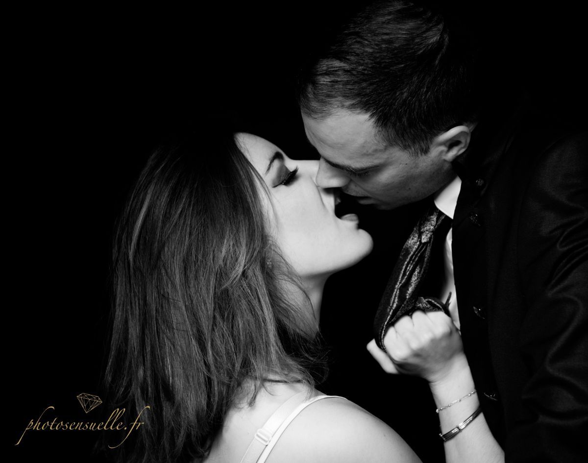 Image captivante prise au studio Photosensuelle, mettant en lumière la beauté et la féminité dans une ambiance douce à Lyon