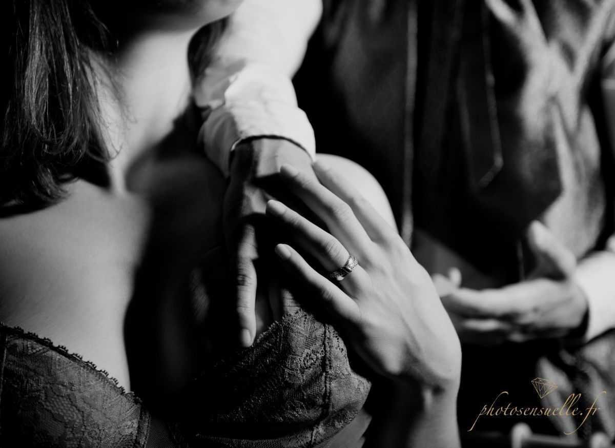 Portrait intime pris au studio Photosensuelle à Lyon, dans un lieu privatisé et accueillant pour une séance en toute sérénité