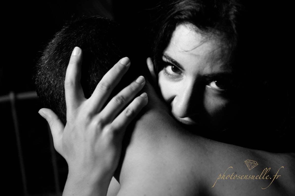 Photographie artistique à Lyon par Photosensuelle, révélant la sensualité et le charisme naturel d’une femme.