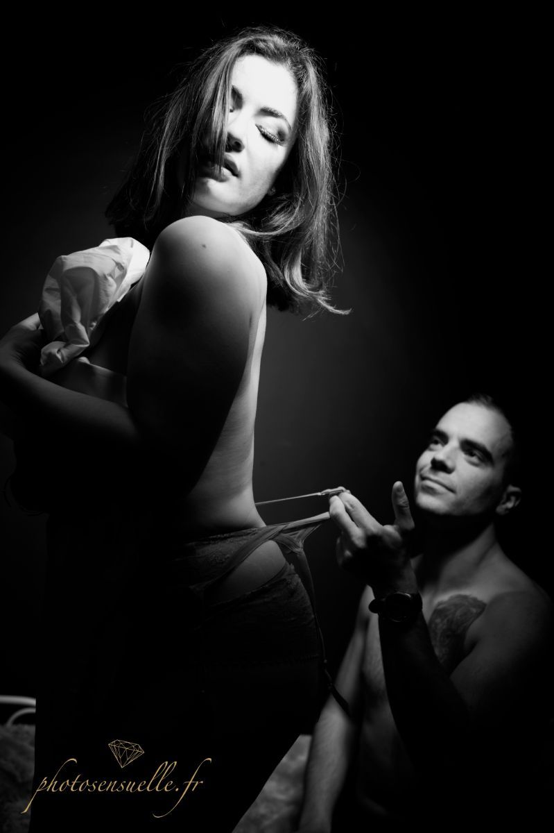 Portrait féminin délicat et intime pris dans le cadre raffiné du studio Photosensuelle à Lyon