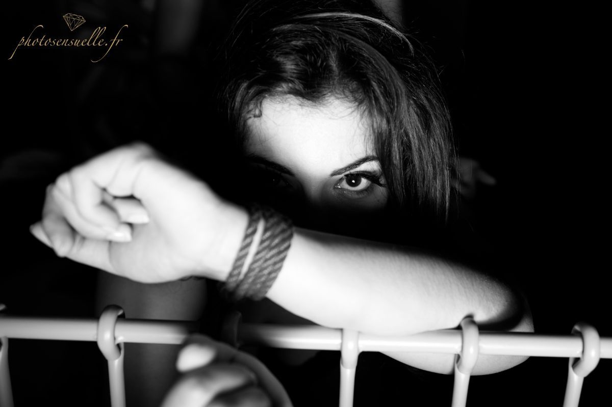 Portrait de femme réalisé par Photosensuelle, studio photo à Lyon, capturant la beauté et la personnalité unique de chaque cliente