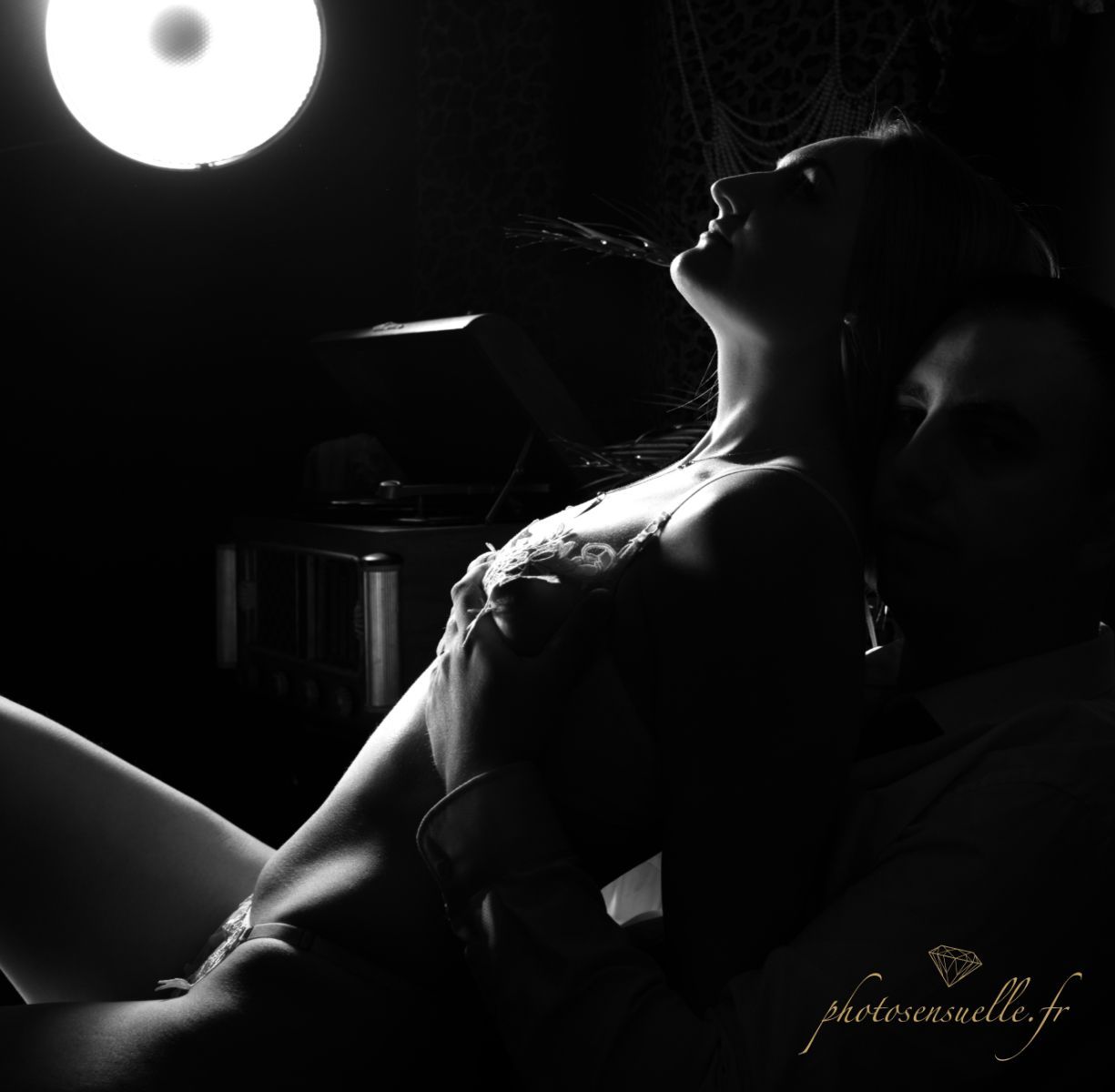 Séance photo sensuelle et artistique au studio Photosensuelle à Lyon, mêlant élégance et créativité dans une ambiance unique