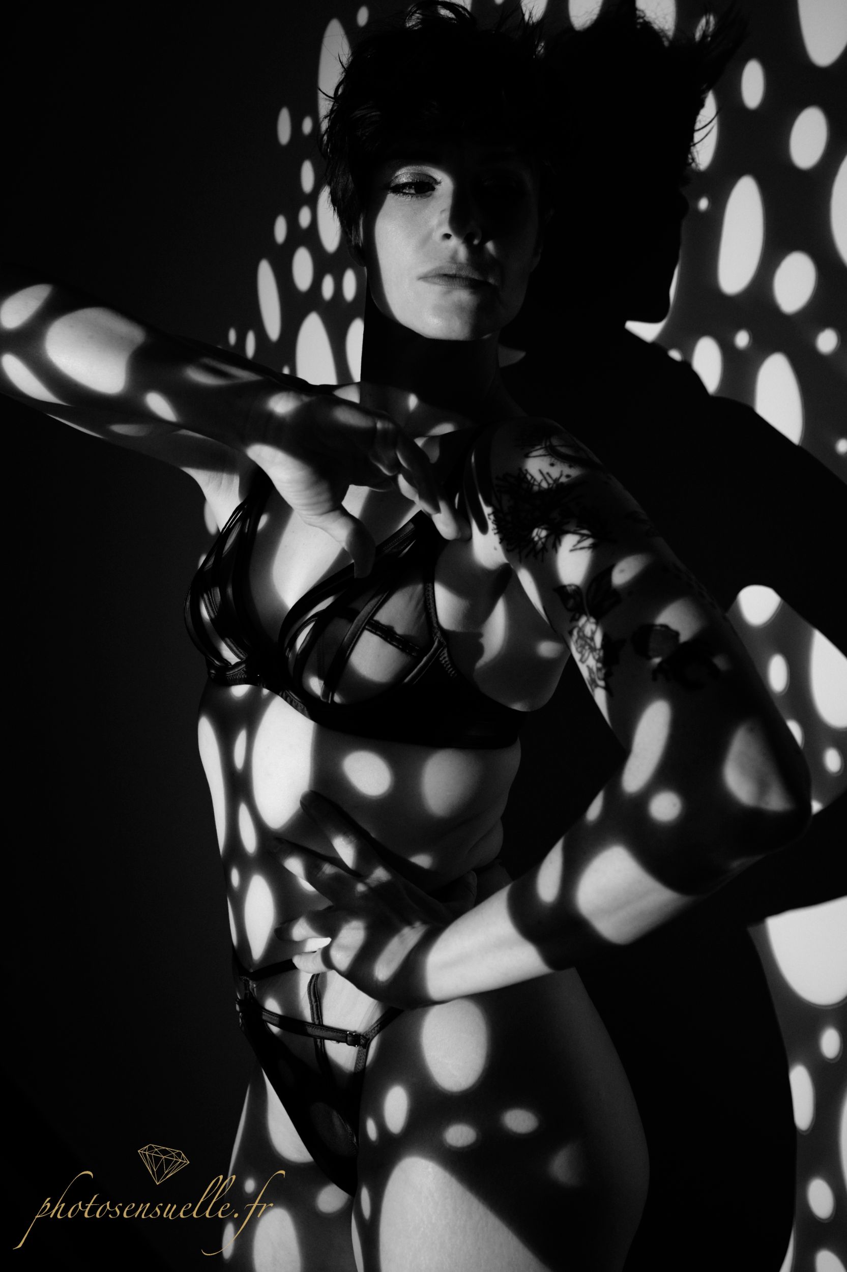 Portrait intime pris au studio Photosensuelle à Lyon, dans un lieu privatisé et accueillant pour une séance en toute sérénité