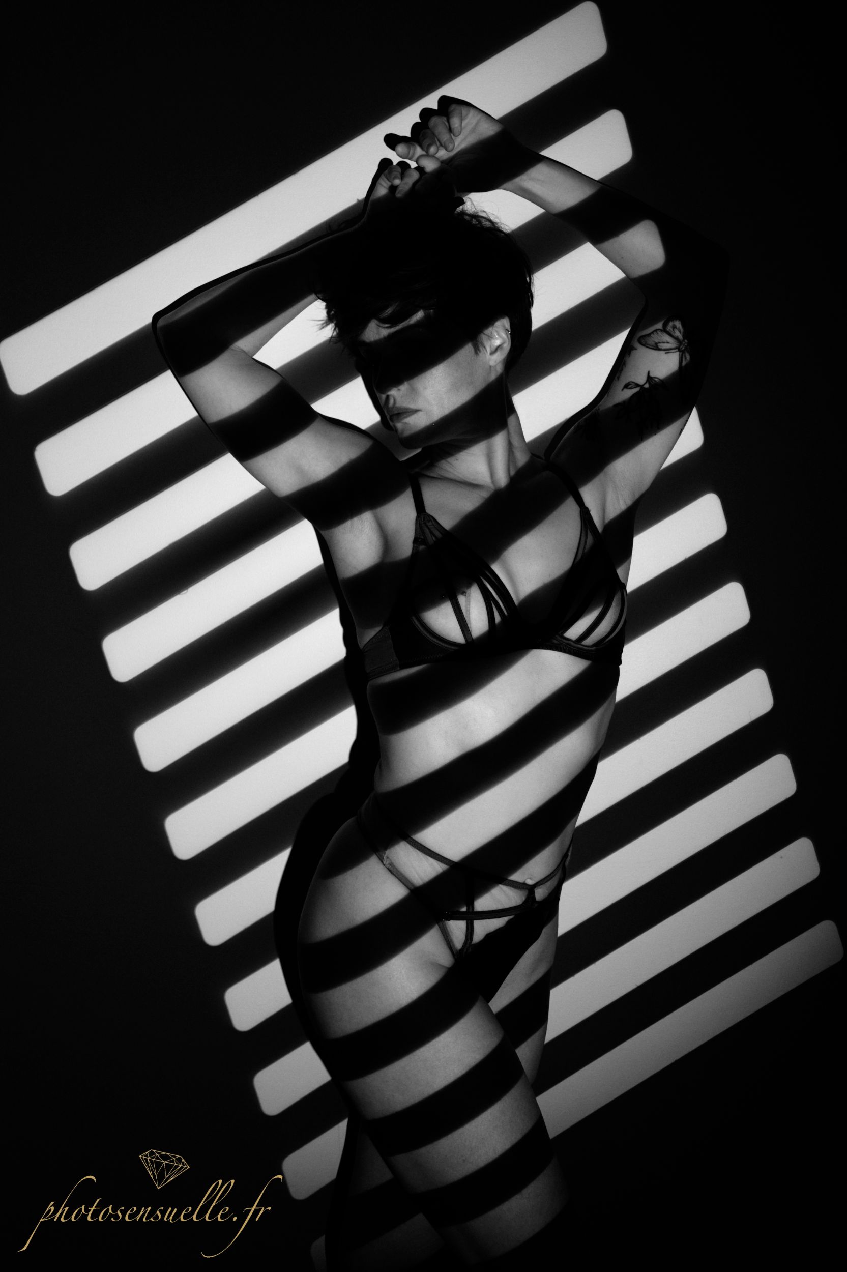 Portrait féminin réalisé au studio Photosensuelle à Lyon, où maquillage et coiffure viennent parfaire votre mise en valeur