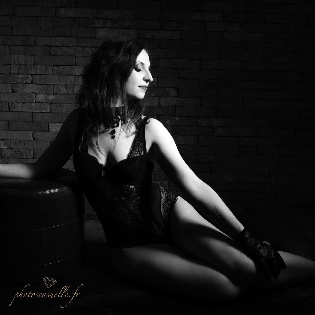 photo de femme en lingerie noir et blanc