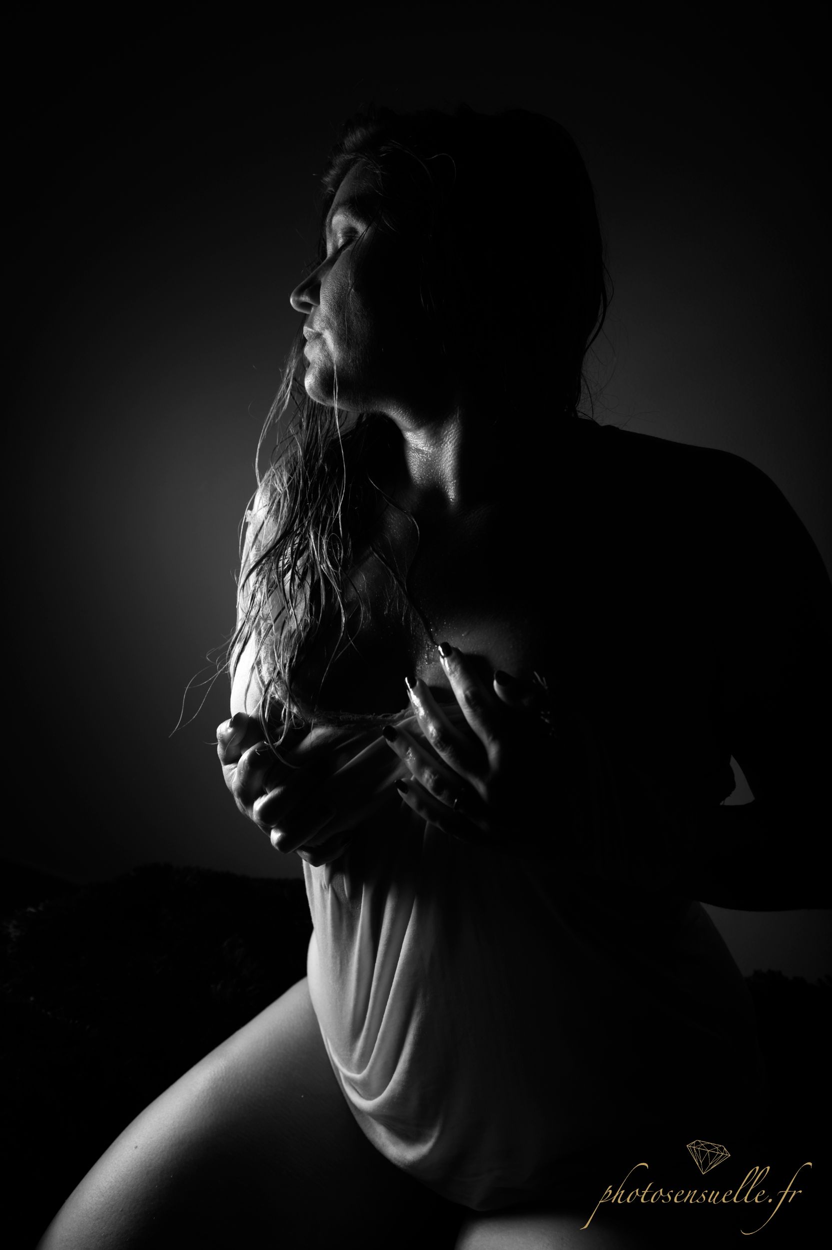 Séance photo boudoir au studio Photosensuelle, Lyon : sensualité, élégance et confiance sublimées