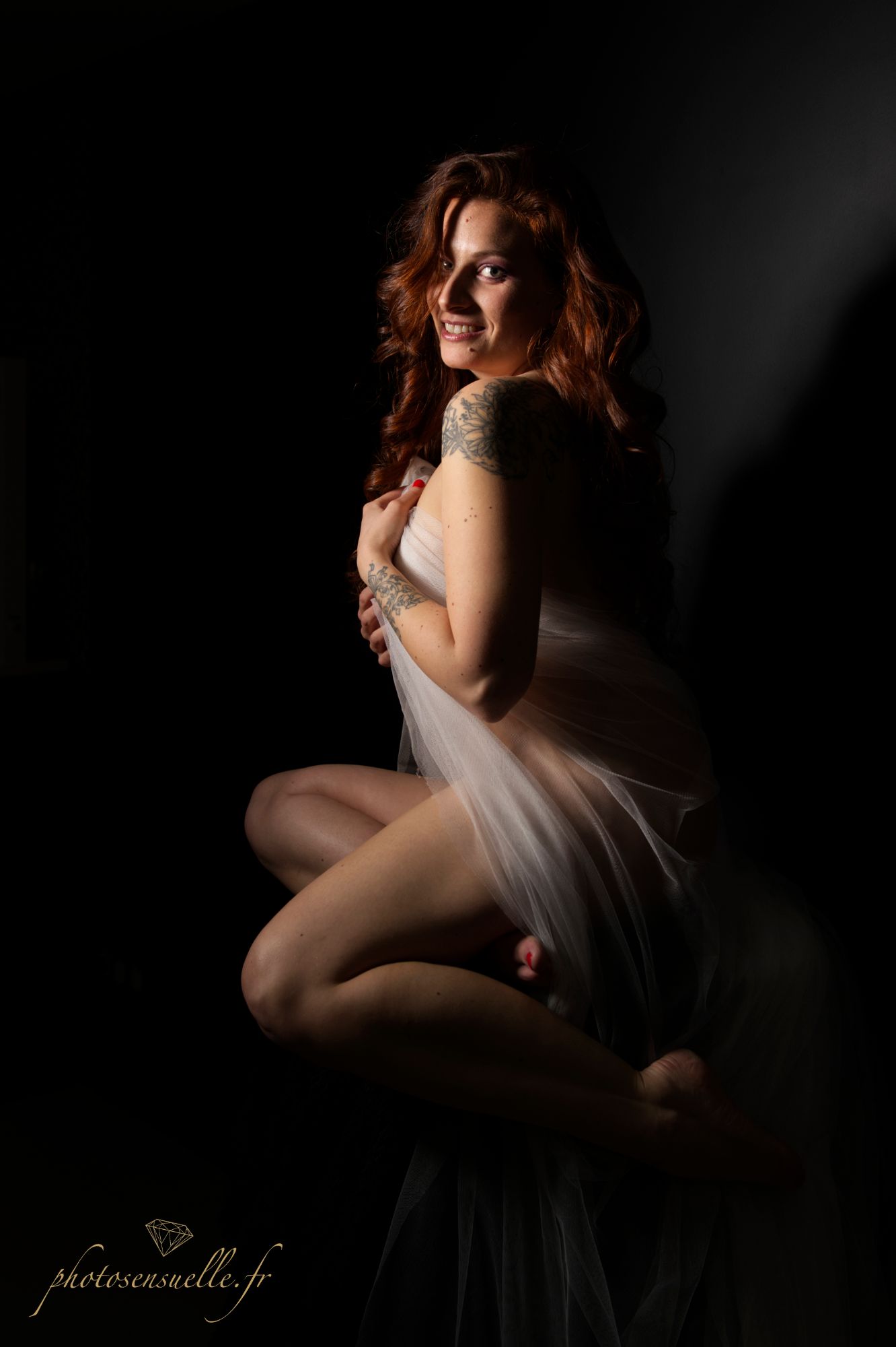 Portrait boudoir professionnel réalisé au cœur de Lyon, par Photosensuelle, pour sublimer chaque détail féminin