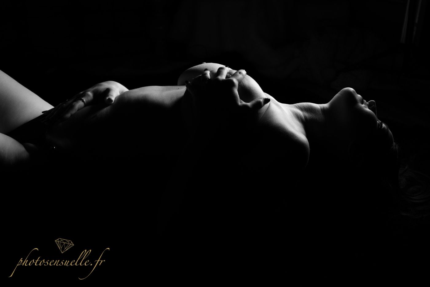 Séance photo érotique au studio Photosensuelle, Lyon : maquillage, coiffure et ambiance chaleureuse pour révéler votre sensualité
