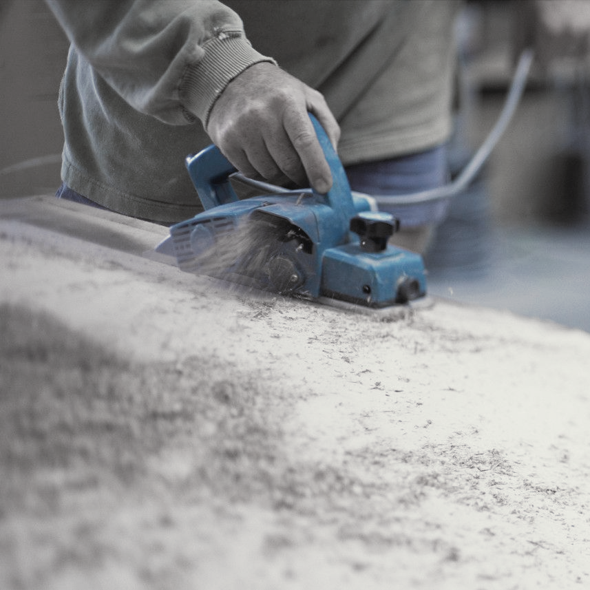 Produktion von Ladenmöbeln. Präzise Handarbeit für hochwertige Ladeneinrichtungen.