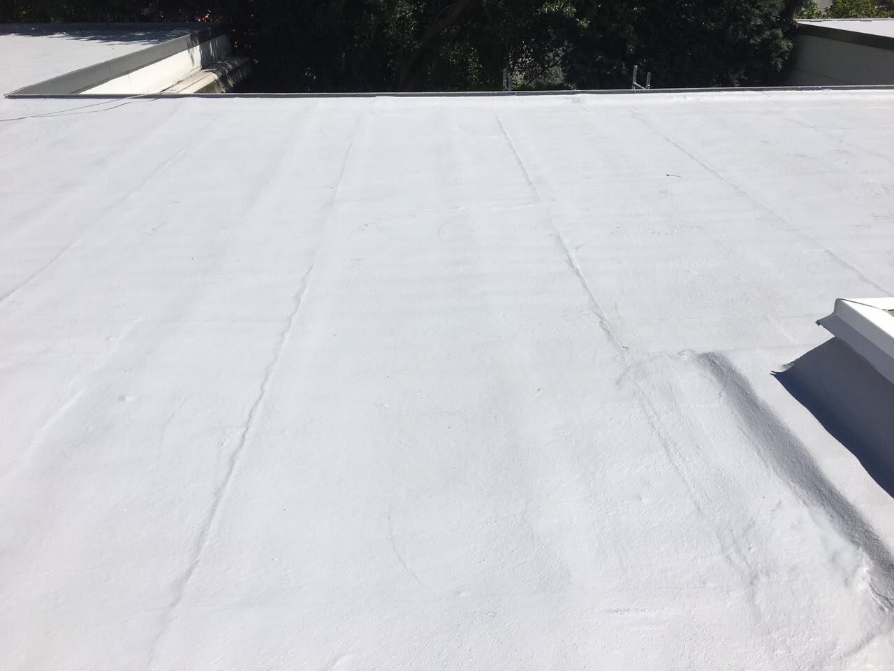 Flachdachabdichtung mit Flüssigkunststoff und Vlies