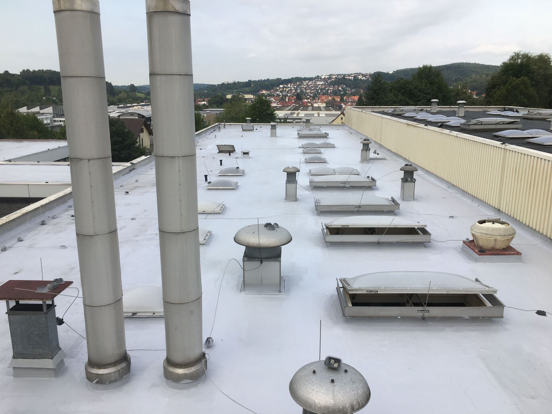 Flachdachabdichtung mit Flüssigkunststoff und Vlies