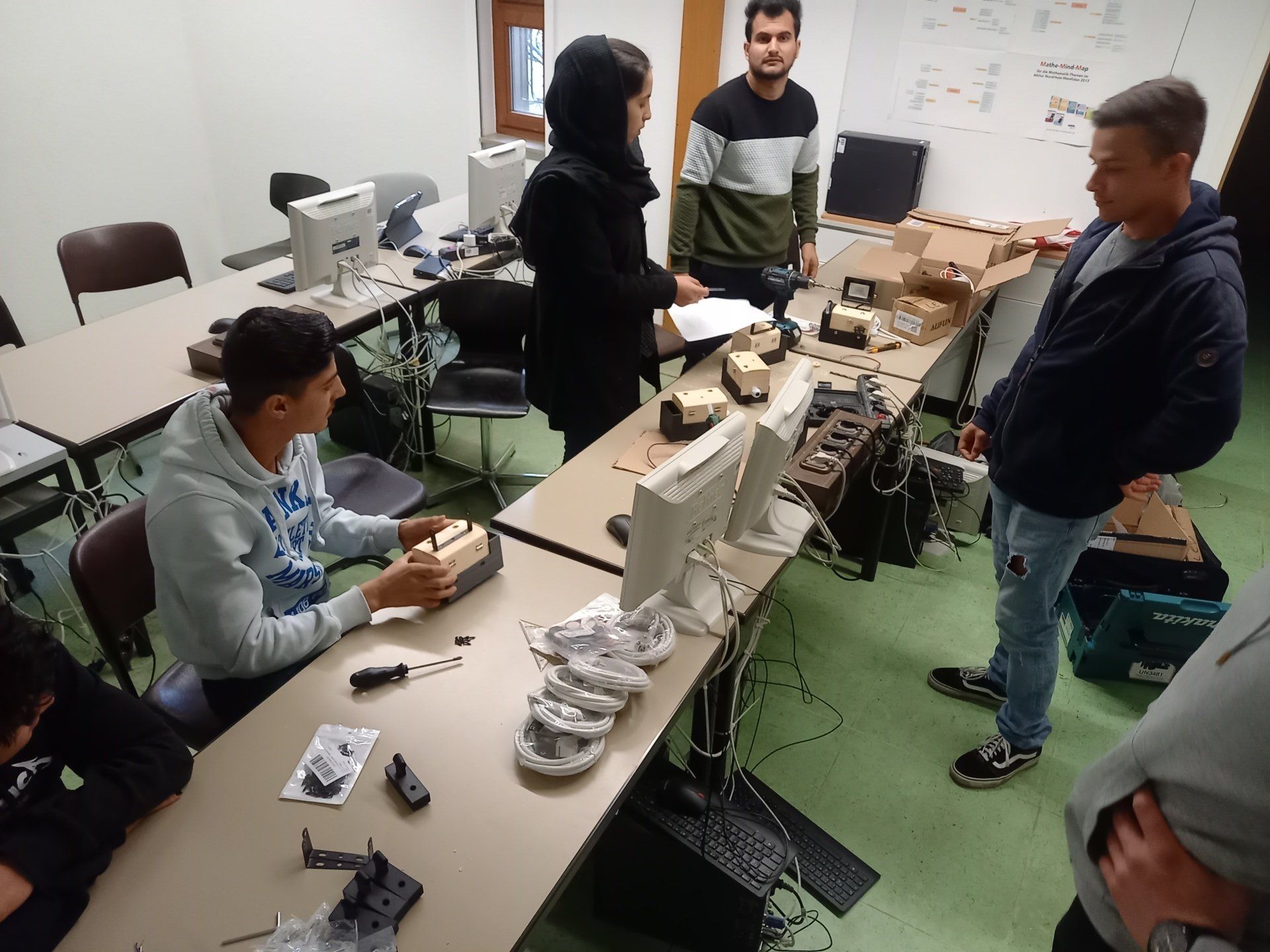 Foto von Studierenden im Informatikraum