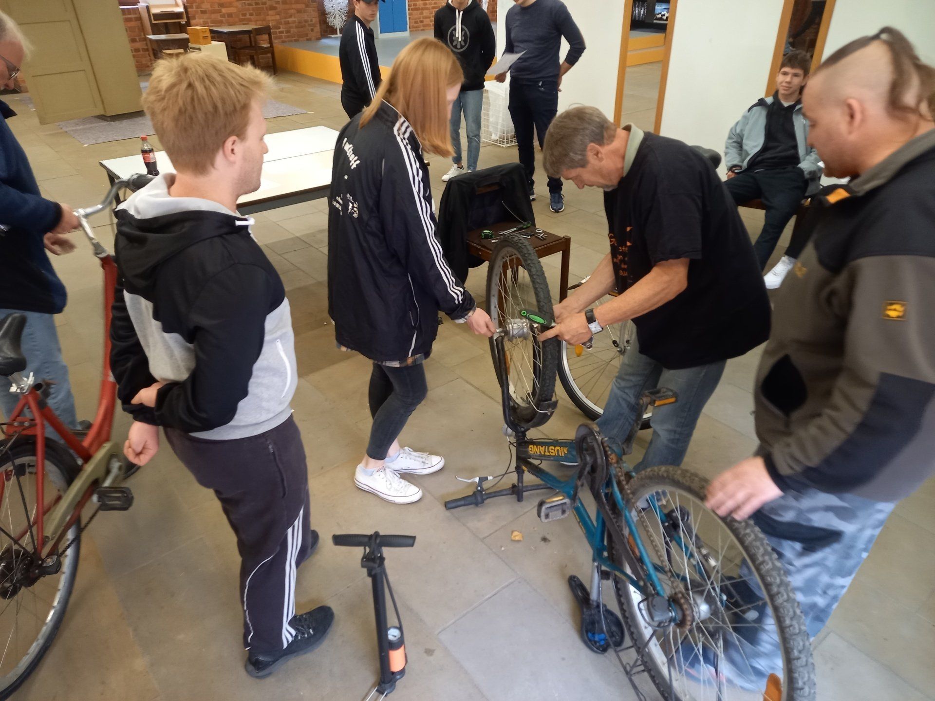 Foto von Studierenden in der Fahrrad-Werkstatt