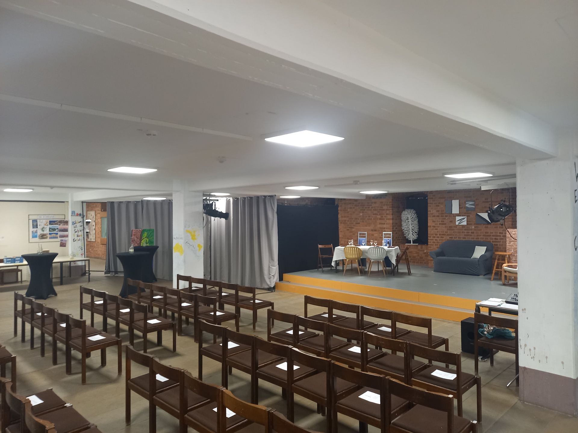 Foto von der neuen Bühne in der Aula