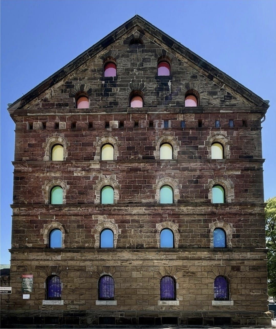 Foto vom Weser-Kolleg mit Fenstern in Regenbogenfarben