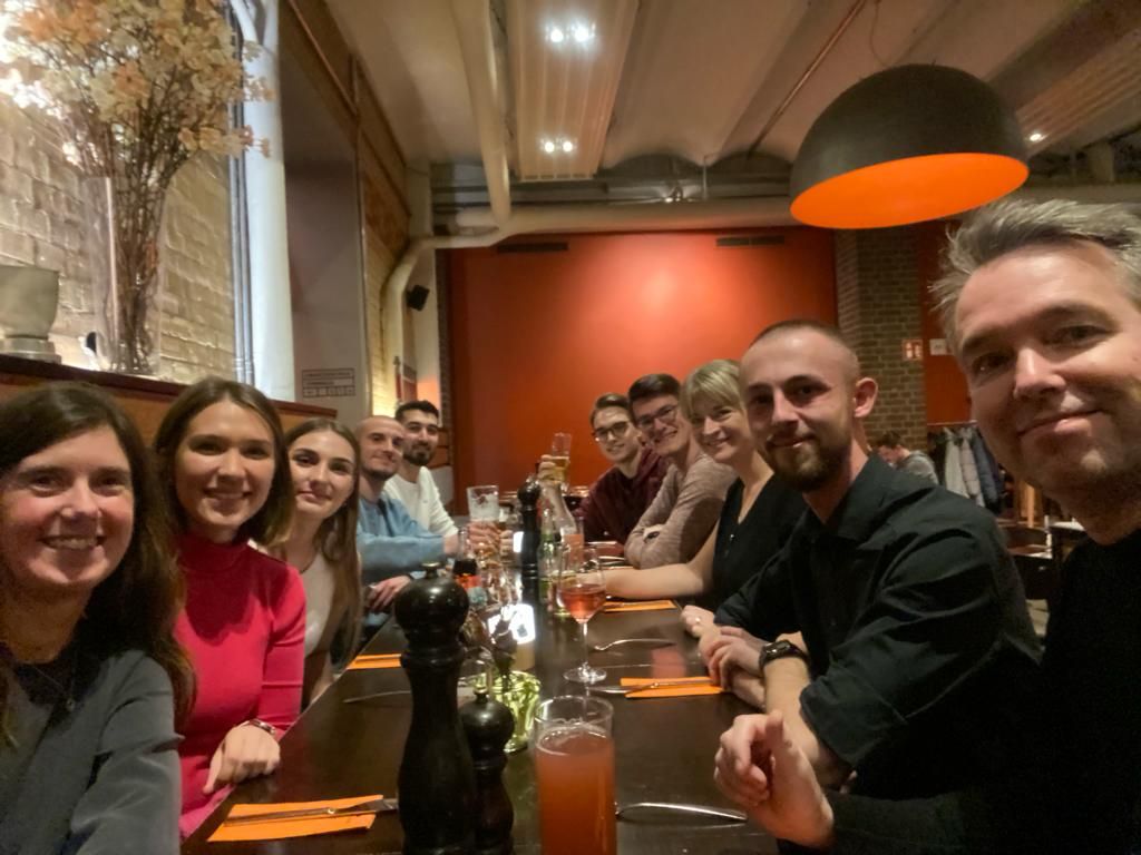 Foto von Studierenden und Lehrenden beim geselligen Beisammensein