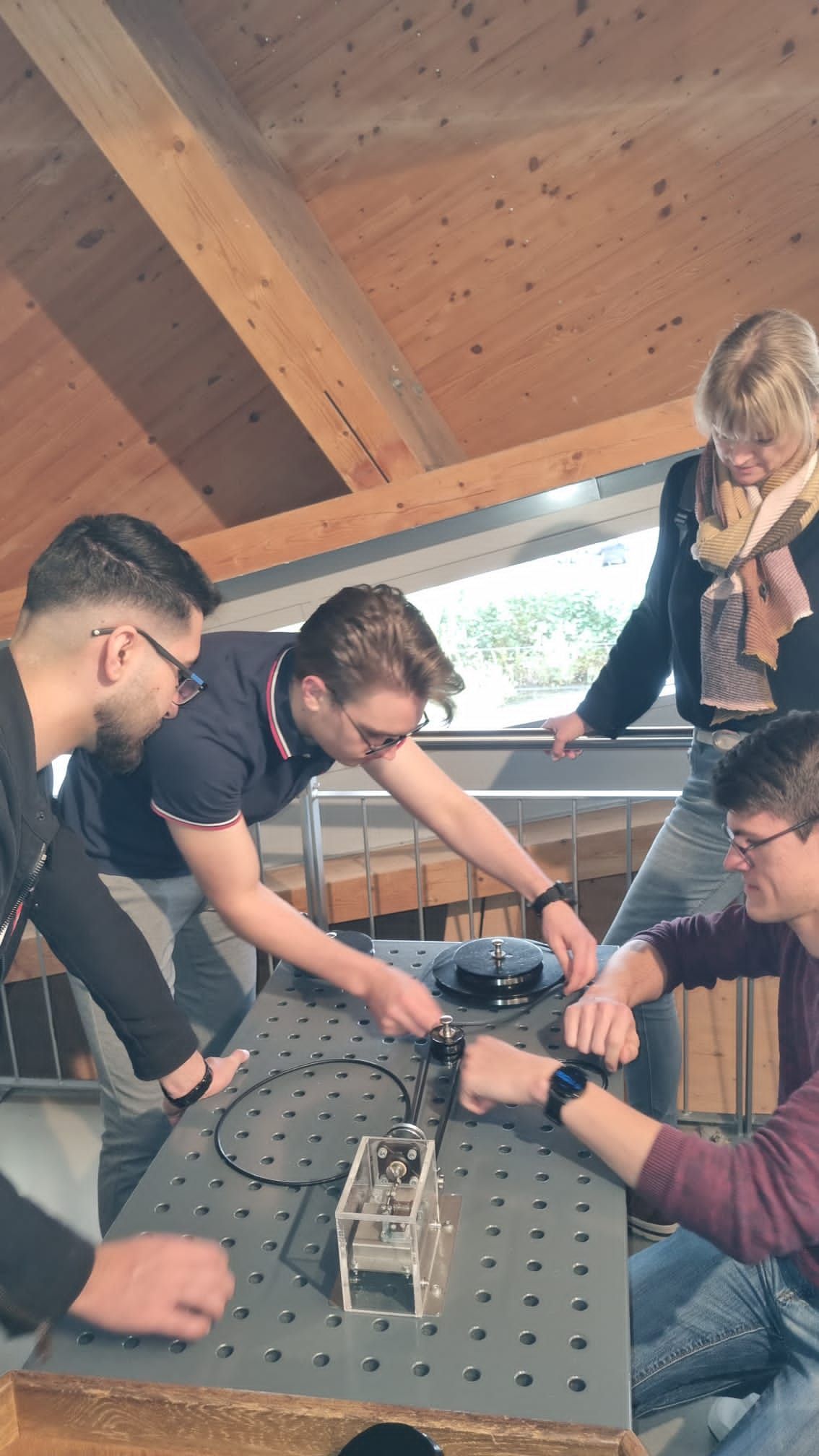 Foto von Studierenden beim Experimentieren