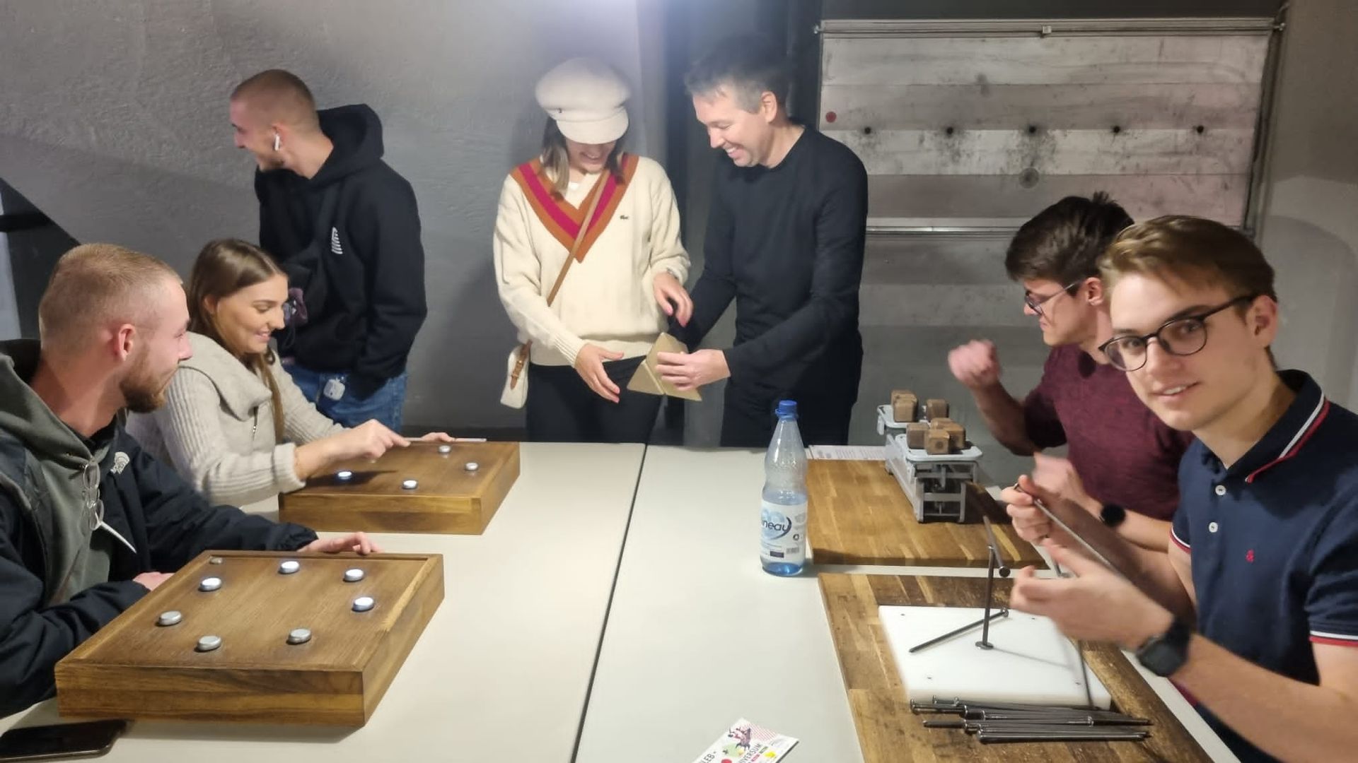 Foto von Studierenden beim Experimentieren