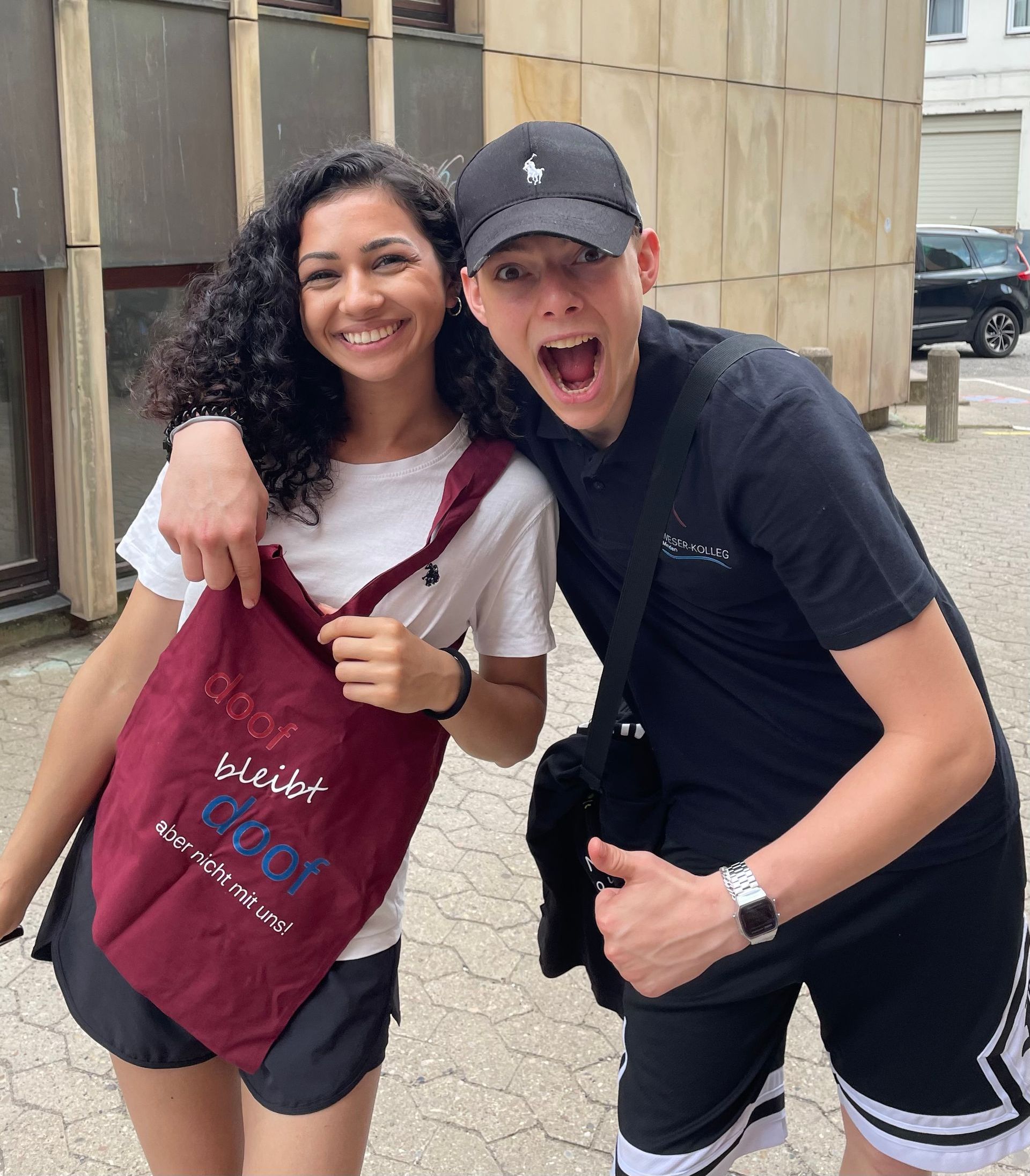 Foto von zwei Studierenden, die sich freuen