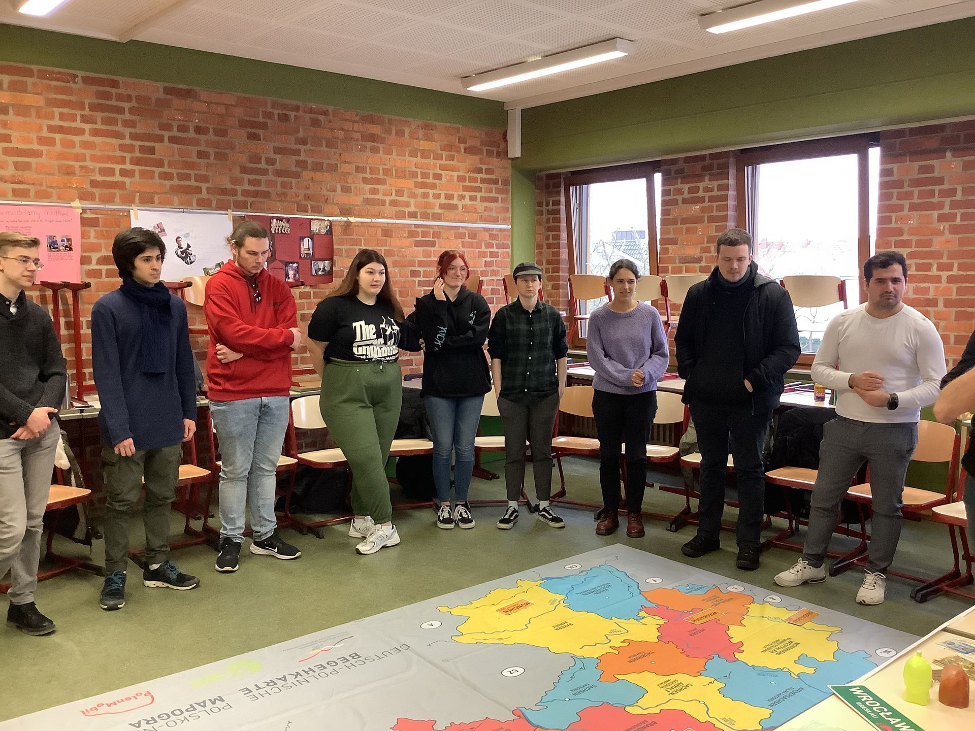 Foto von Studierenden vor einer Karte Polens