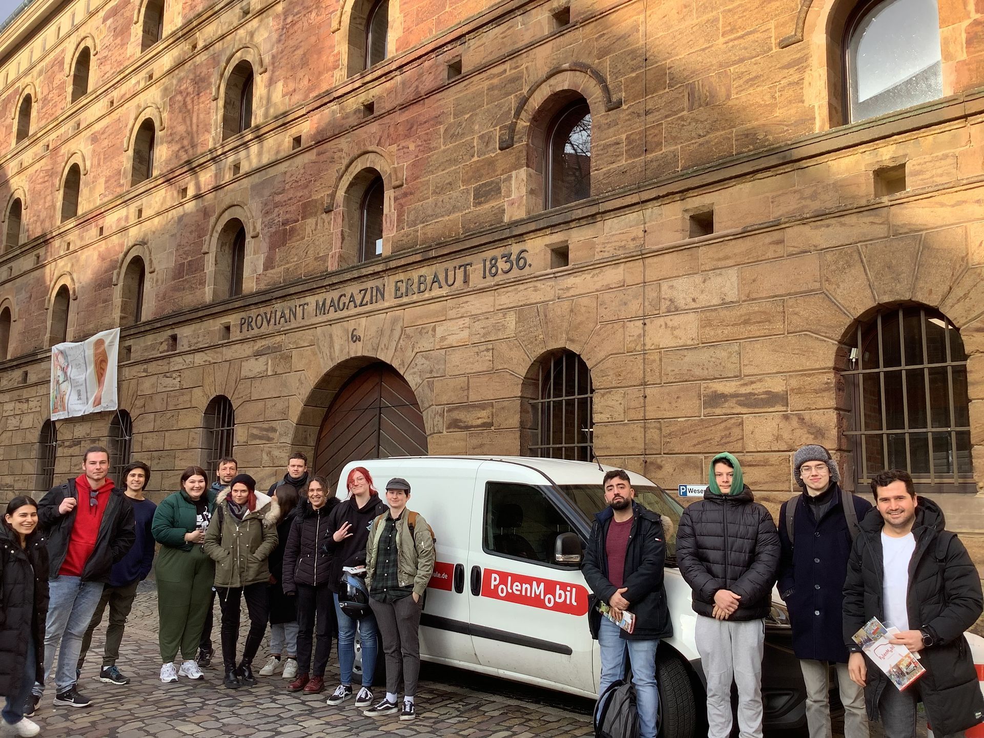 Foto von Studierenden vor dem Polen-Mobil vor der Schule