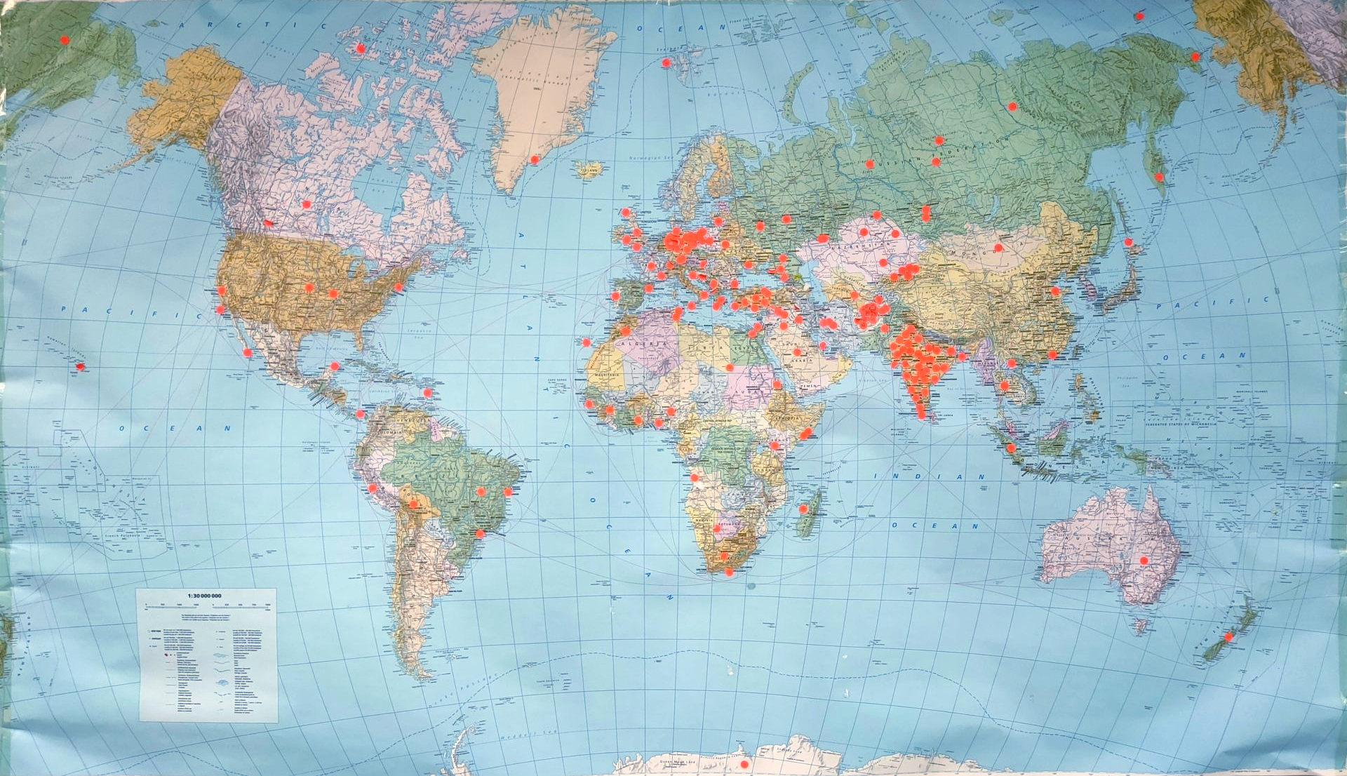 Weltkarte mit Klebepunkten, woher die Studierenden kommen