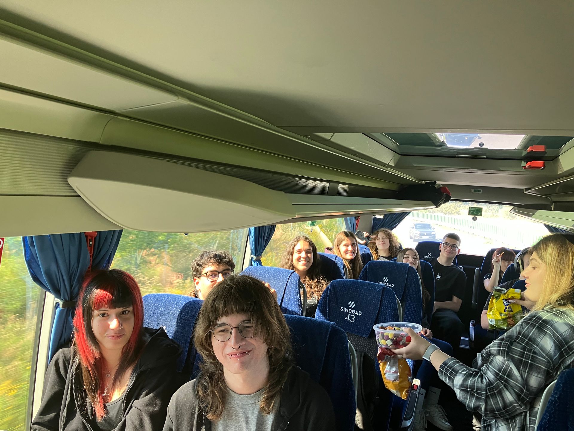 Studierende auf der Busfahrt