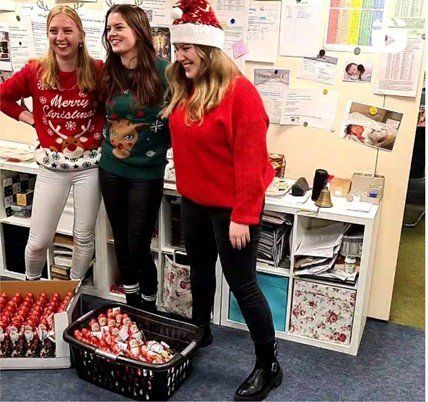 Drei Studierende bei der Weihnachtsmann-Aktion