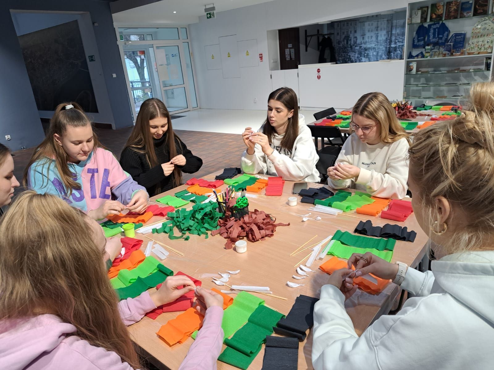 Foto von Studierenden beim Basteln