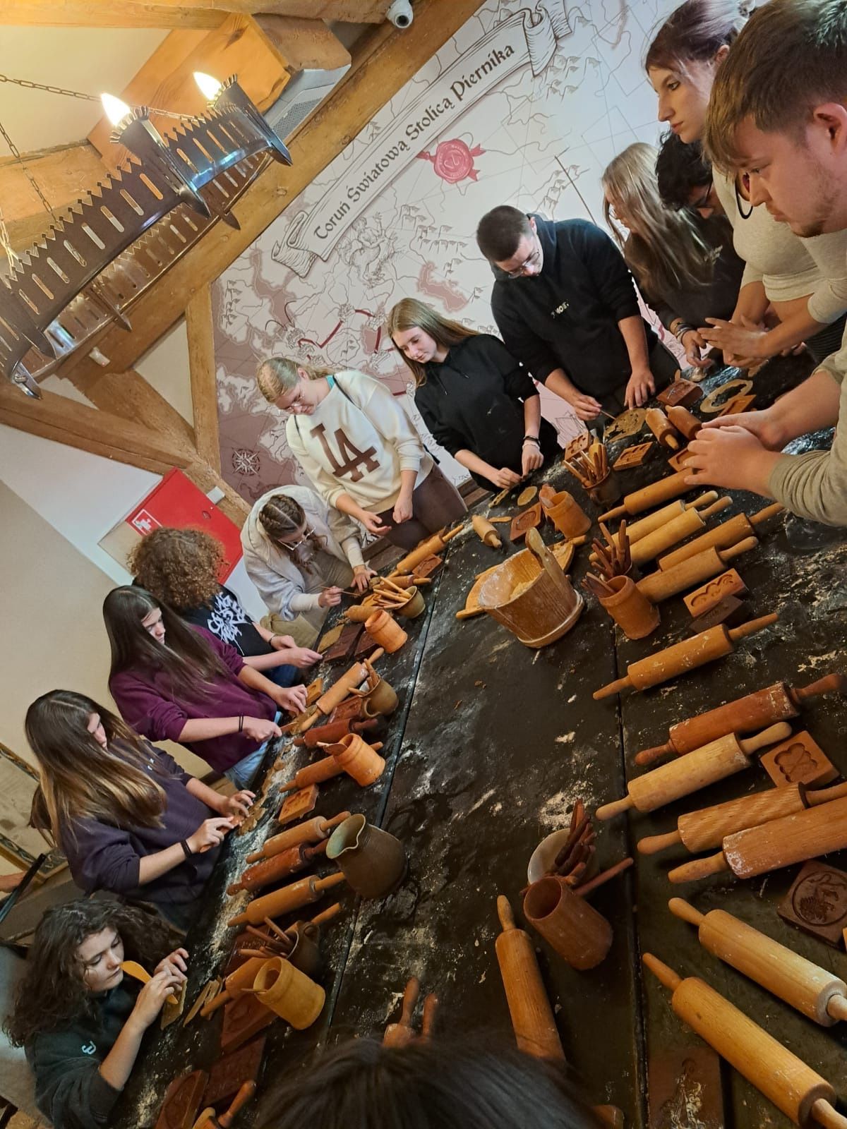 Studierende beim traditionellen Plätzchenbacken
