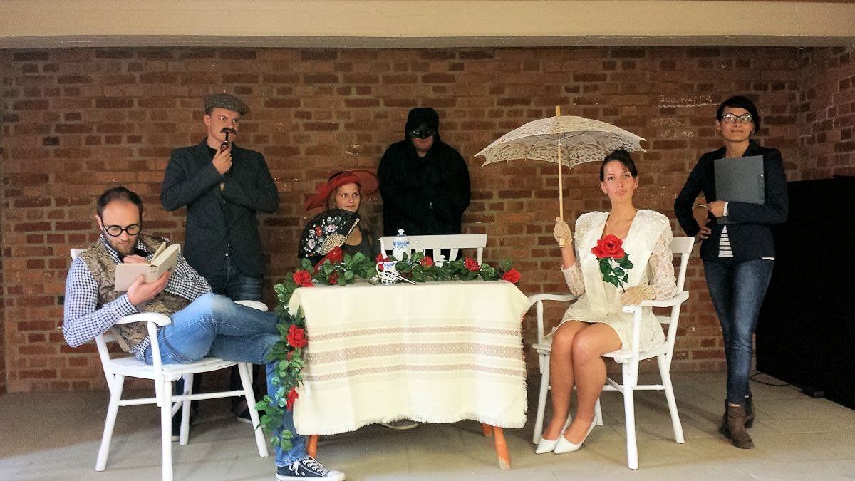 Foto einer Theaterszene mit Studierenden